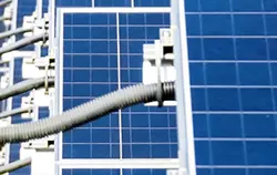 Leistungsüberprüfung eines Solarmoduls mittels Photovoltaik Messgerät.