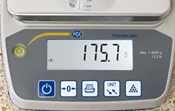Die Tischwaage PCE-BSH  6000N zeigt die Auflösung in 0,1 g Schritten an.