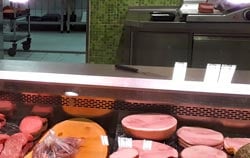 Lebensmittelthermometer PCE IR 100 in der Anwendung.