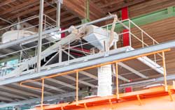 Appareil de mesure de tension de courroies utilisé sur une bande transporteuse.