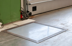 Balance au sol dans un entrepôt industriel lors de l'installation.