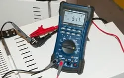 Appareil de mesure de l'isolation lors du contrôle d'un four à moufle.