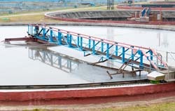 Utilisation du pH-mètre pour le contrôle du traitement des eaux dans une centrale d’épuration.