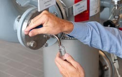 Prélèvement d'un échantillon d'eau pour un pH-mètre dans une centrale de distribution d'eau.