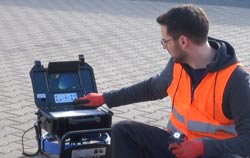 Caméra d'inspection de tuyauteries pendant l'inspection des égouts.