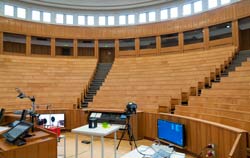 Enregistreur de données climatiques utilisé dans une salle de conférence universitaire.