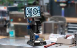 Microscope d'inspection dans l'atelier.