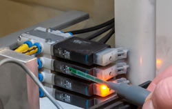 Radiomètre vérifiant une machine d'emballage.