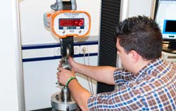 Calibración de una balanza colgante en un laboratorio de metrología