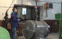 Uso de una balanza colgante para pesar un generador