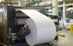 Uso de una balanza para papel en una imprenta.