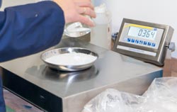 Uso de una balanza de plataforma de PCE Instruments.