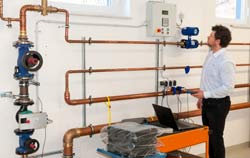 Calibración de un caudalímetro ultrasónico PCE-TDS 100 en el laboratorio de metrología de PCE Instruments.