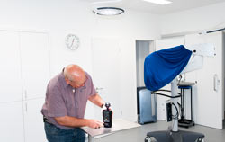 Espectrómetro analizando la iluminación de un quirófano