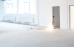 Uso del medidor de humedad de pavimento en una obra.