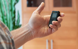 Registrador de datos USB en uso en interiores.