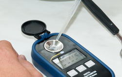 Refractómetro de azúcar Brix PCE DRB 1 en uso.