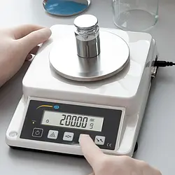 Balanza de mesa con un peso de calibración