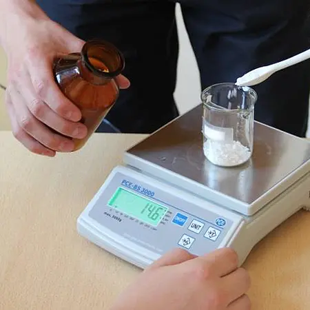 Imagen de uso de la balanza para envíos PCE-BS 3000