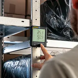 Imagen de uso del termómetro en un almacén