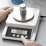 Balanza de laboratorio con un peso de calibración