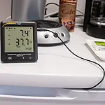 Termohigrómetro controlando una cámara frigorífica