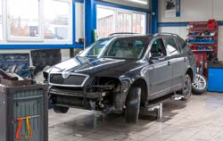 Tester akumulatorów samochodowych używany w warsztacie samochodowym.