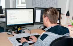 Środowiskowe urządzenie pomiarowe PCE-RCM 12 w biurze.