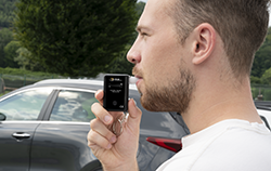 Alkomat do kontroli trzeźwości przed jazdą.