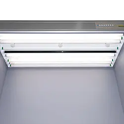 Innenraum der Farbmusterungskabine mit den Leuchtmitteln