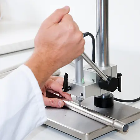 Härteteststand in Detailansicht.