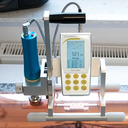 Twardościomierz UCI PCE-5000-3N, z sondą automatyczną i opcjonalnym stojakiem