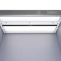 Innenraum der Farbmusterungskabine mit den Leuchtmitteln