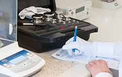 Uso de uma balança verificável.