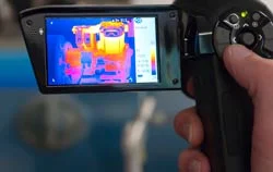 Uso da câmera térmica em trabalhos de manutenção.