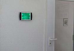 Estação meteorológica montada na parede.