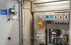 Uso de um gaussímetro ou medidor de Tesla.