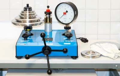 Uma calibração DAkkS em um laboratório de calibração da PCE Instruments.