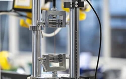 Uso do medidor de força PCE-DFGF FD SW em testes de materiais.