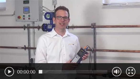 Vídeo guia de instalação do medidor de vazão ultrassônico PCE-TDS 100.