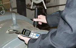 Controle de una máquina com um medidor de vibração da PCE.