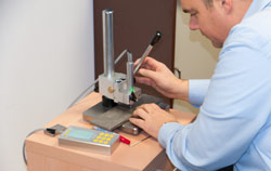 Durômetro PCE-5000 durante uma calibração.