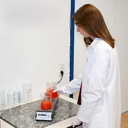 Agitador magnético com aquecedor  Imagem de uso 1