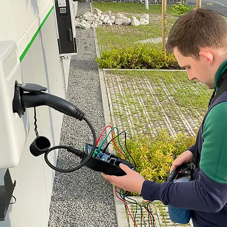 Imagem de uso do testador de estações de carregamento EV 