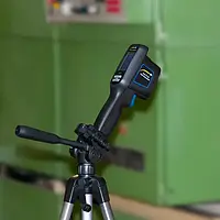 Câmera termográfica em um tripé