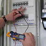 Pinça amperimétrica Verificando em um painel elétrico