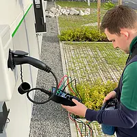 Imagem de uso do testador de estações de carregamento EV 