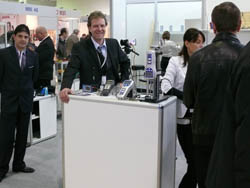 Wiegetechnik: Hilmar Vielhaber und Jose Garcia im Gespräch mit örtlichen Pressefotografen