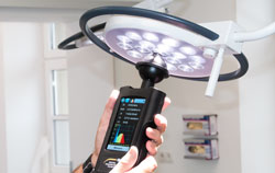 Ameliyathane lambalarının kontrolü sırasında ameliyathanede kullanılan ışık ölçüm cihazı.