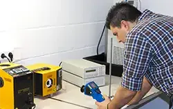 Kalibrasyon laboratuvarında bir İnfrared Termometrenin kalibrasyonu.